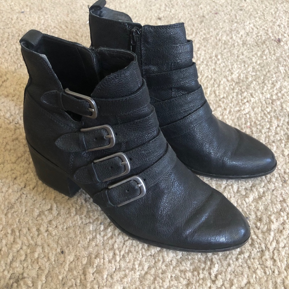 🎉HP🎉 Lucky Brand Buckled Ankle Boots